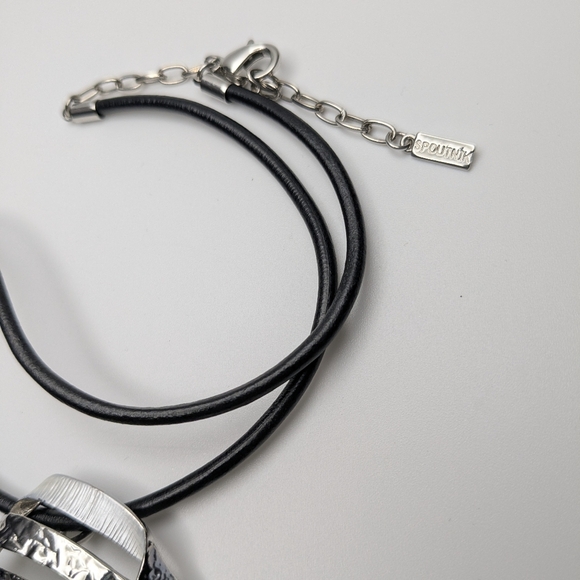 2 Fashion Necklaces Black & Silver - Picture 9 of 9